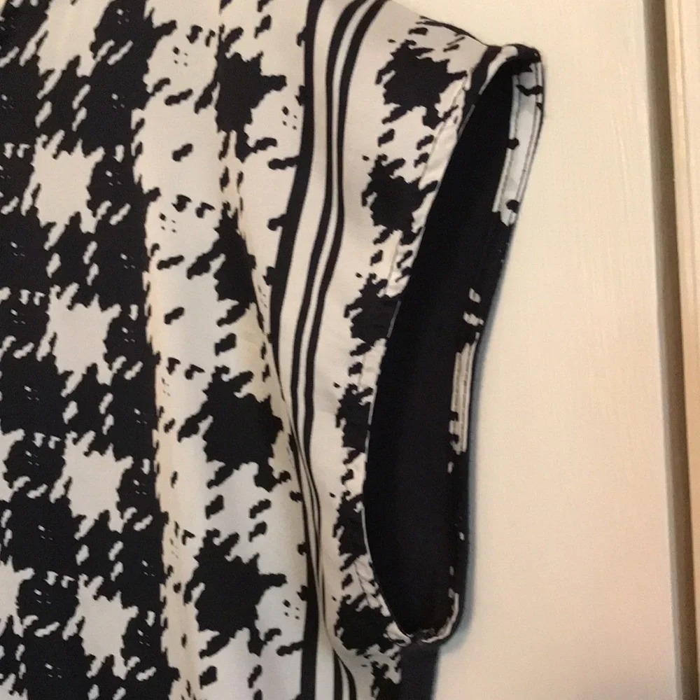 The Limited Women’s Sleeveless Top Houndstooth Black/White print Sz L Slinky